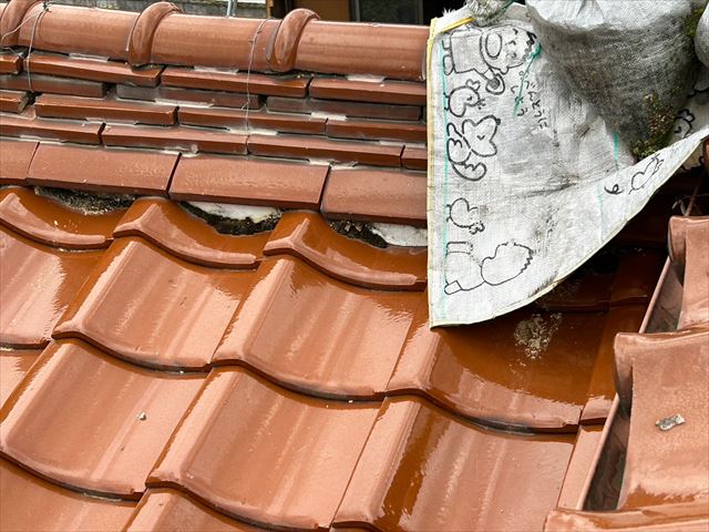 雨漏り箇所にシートをかけた瓦屋根